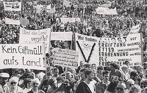 20.000 Menschen demonstrieren im März 1990 in Westernach gegen eine Sondermüllverbrennungsanlage. Foto: privat