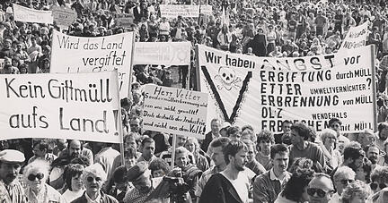 20 000 Menschen demonstrieren im März 1990 in Westernach gegen eine Sondermüllverbrennungsanlage. Foto: privat
