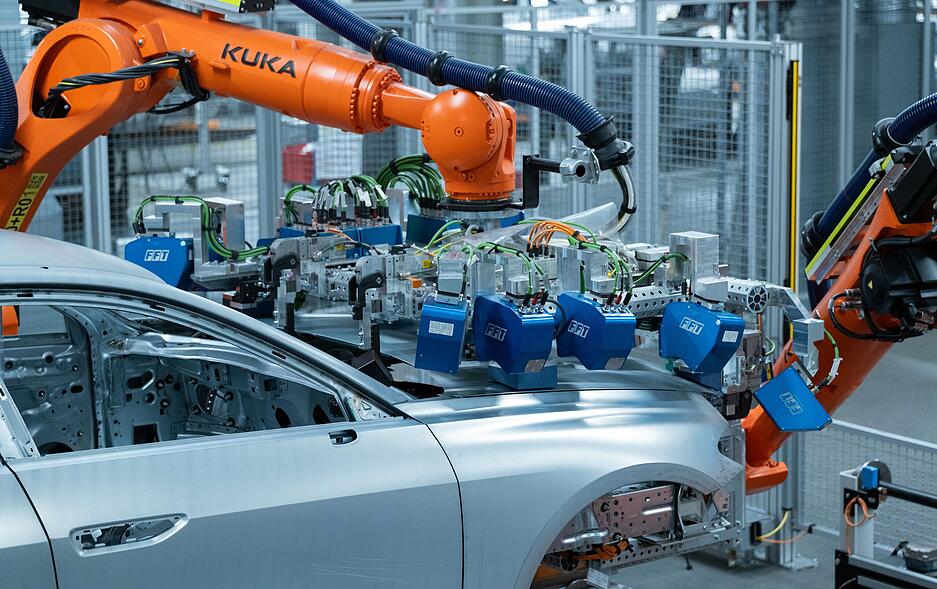 Erstmals im VW-Konzern werden bei einer Baureihe alle Anbauteile inklusive Kotflügel verschiedener Karosserievarianten vollautomatisiert angebaut.