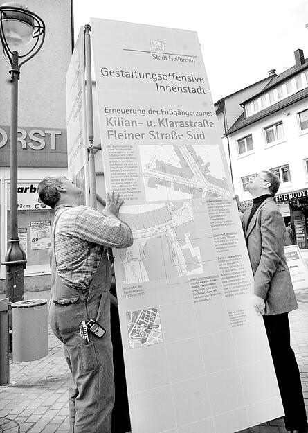 2002 erklärt eine Infotafel am Kiliansplatz die Baumaßnahmen in den Fußgängerzonen.