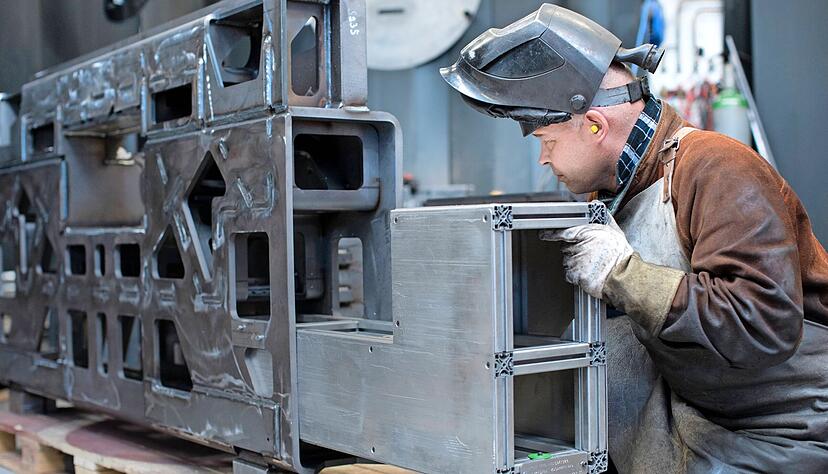 Ein Mitarbeiter pr&uuml;ft Schwei&szlig;n&auml;hte an einer Metallkonstruktion.