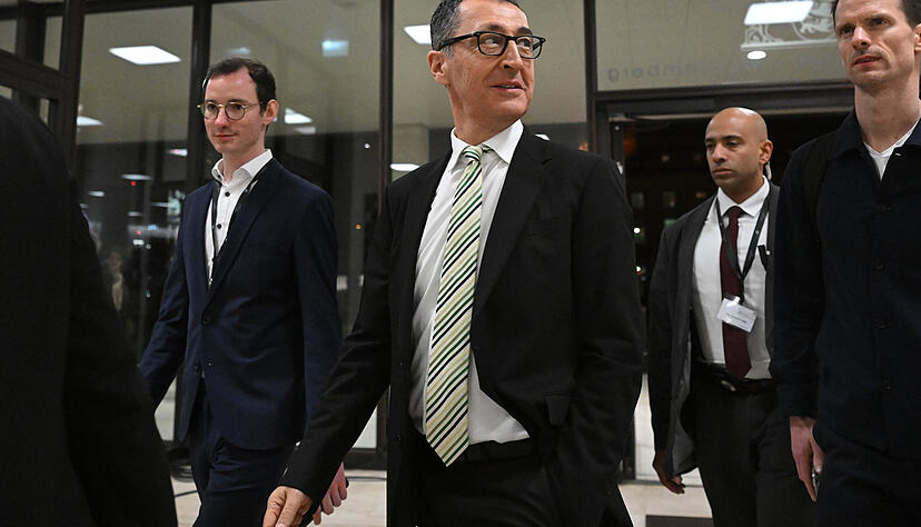 Am Wahlabend erschien Cem &Ouml;zdemir mit einer gr&uuml;n-wei&szlig; gestreiften Krawatte, die schon Winfried Kretschmann bei seinem Wahlsieg 2011 getragen hatte.