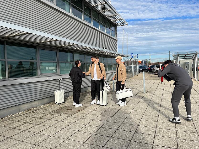 Am Montagvormittag traf sich der VfB Stuttgart am Flughafen, um die Reise anzutreten.