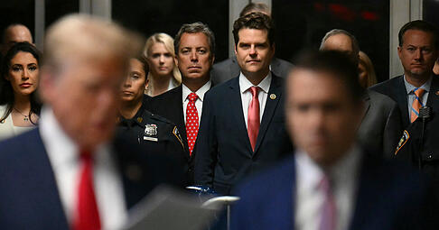 Der Abgeordnete Matt Gaetz hört zu, wie der ehemalige Präsident Donald Trump vor seinem Prozess vor dem Strafgericht in Manhattan zu der Presse spricht.