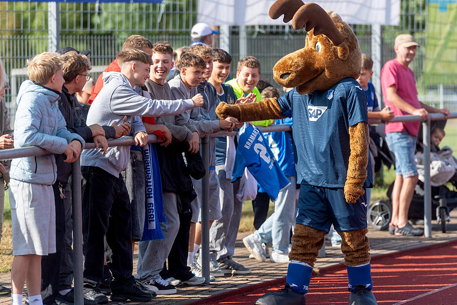 Die Sportfreunde genießen trotz klarer Niederlage einen unvergesslichen Fußballabend. Die Sportfreunde genießen trotz klarer Niederlage einen unvergesslichen Fußballabend.