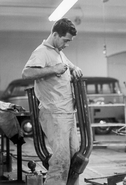 Rolf Wütherich arbeitet in der Werkstatt "Competition Motors Service Garage" auf dem Highland Boulevard in Hollywood. Durch diesen Aufenthalt lernt er den Schauspieler James Dean kennen – die beiden werden Freunde.