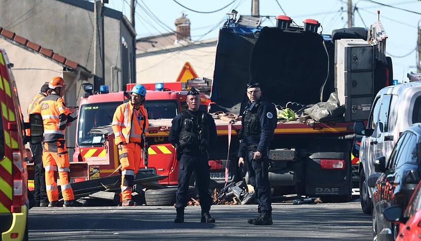 Der TGV hat auf einem Bahn&uuml;bergang den Anh&auml;nger eines Lastzugs gerammt.