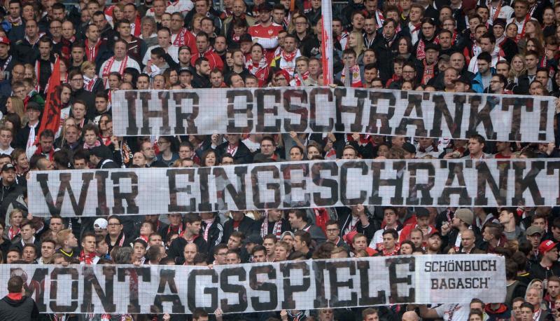 Stuttgarter Fans protestieren gegen Montagsspiele. Foto: Marijan Murat Stuttgarter Fans protestieren gegen Montagsspiele. Foto: Marijan Murat
