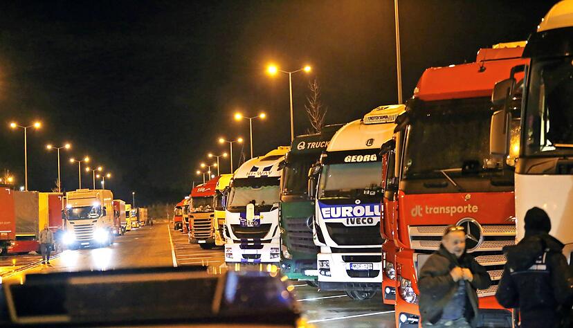 Ein osteuropäischer Lkw-Fahrer pustet in ein Alkoholmessgerät. Insgesamt blasen 474 Lkw-Fahrer im Präsidiumsbereich Mannheim ins Röhrchen. Ein osteuropäischer Lkw-Fahrer pustet in ein Alkoholmessgerät. Insgesamt blasen 474 Lkw-Fahrer im Präsidiumsbereich Mannheim ins Röhrchen.