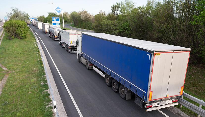 Weil es zu wenig Stellplätze gibt, parken Lkw immer wieder illegal. (Archivbild)