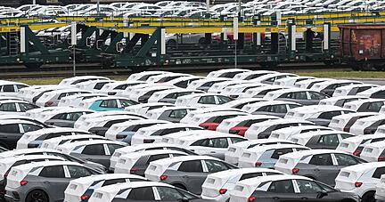 In Europa scheinen vollelektrische Batterieautos inzwischen mehr nachgefragt zu sein als Plug-in-Hybride. Ein Grund dafür könnte das wachsende Angebot an elektrifizierten Modellen sein.