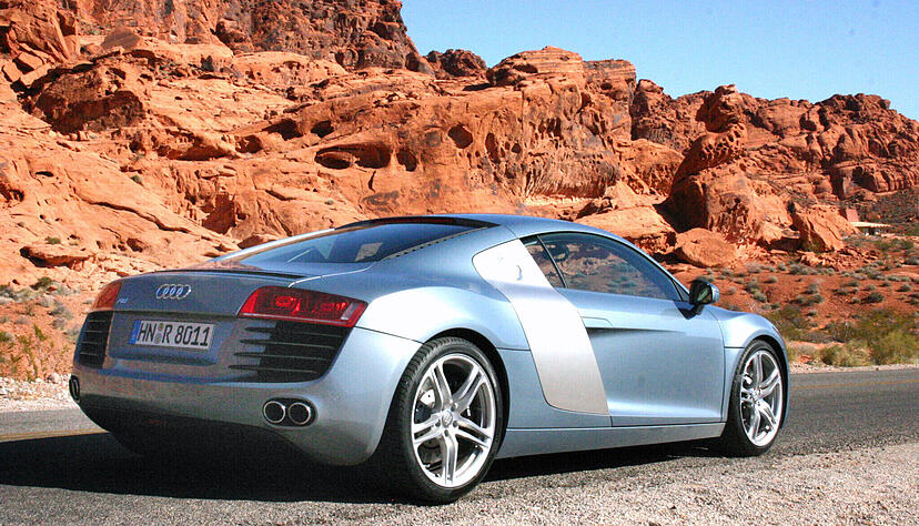 Kraftpaket im Heck: Der Audi R8 der ersten Generation wird von einem 4,2 Liter großen V8-Motor mit 309 kW/420 PS angetrieben. In Generation zwei kam ein Zehnzylinder zum Einsatz.