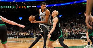 Wembanyama (links) kam von der Bank und war dennoch der erfolgreichste Werfer f&uuml;r die Spurs.