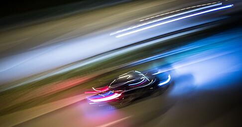 In mehreren St&auml;dten vermeldeten Zeugen illegale Autorennen. (Symbolbild)