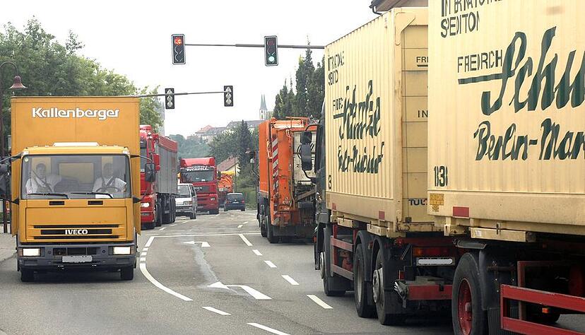 Zusammengestellt von Archiv und Dokumentation der Heilbronner Stimme 

30.08.2005: Sto&szlig;stange an Sto&szlig;stange rollen die schweren Lastwagen t&auml;glich durch Offenau.