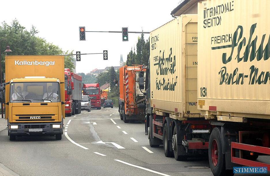 Zusammengestellt von Archiv und Dokumentation der Heilbronner Stimme 

30.08.2005: Sto&szlig;stange an Sto&szlig;stange rollen die schweren Lastwagen t&auml;glich durch Offenau.