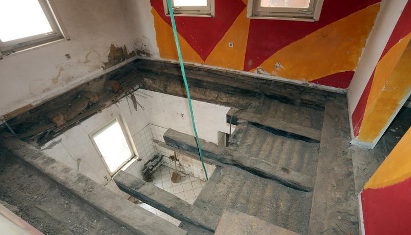 Ein (Durch-)Blick vom ersten Stock ins Erdgeschoss: Die alten Zimmerdecken mit den Lehmwickeln sollen weitgehend erhalten bleiben. Ein (Durch-)Blick vom ersten Stock ins Erdgeschoss: Die alten Zimmerdecken mit den Lehmwickeln sollen weitgehend erhalten bleiben.