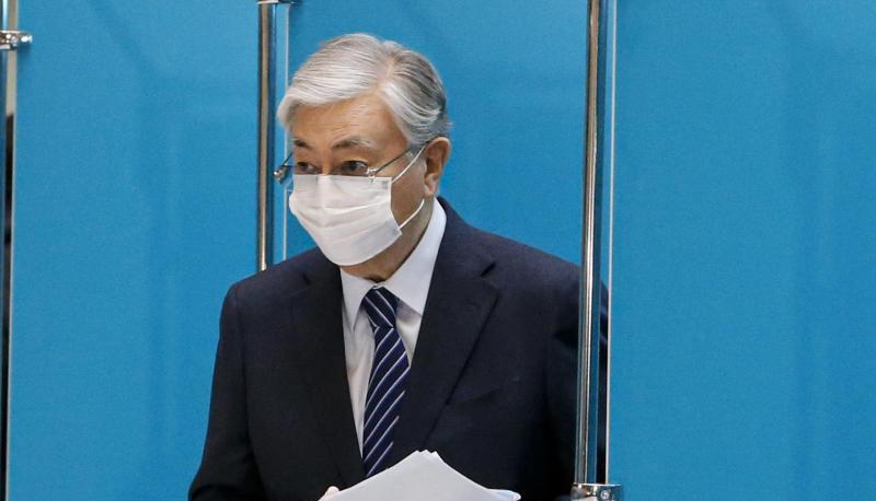 Kassym-Jomart Tokajew, Pr&auml;sident von Kasachstan, gibt seinen Stimmzettel in einem Wahllokal in Nur-Sultan ab.