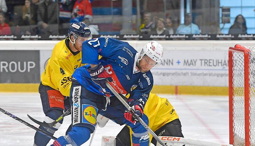 Mit zwei Toren im letzten Hauptrundenspiel beim SC Riessersee hatte Oula Uski (vorne) großen Anteil am 37. Saisonsieg der Heilbronner Falken. Es war bereits wieder der sechste Erfolg in Serie. 
Foto: Archiv/Berger