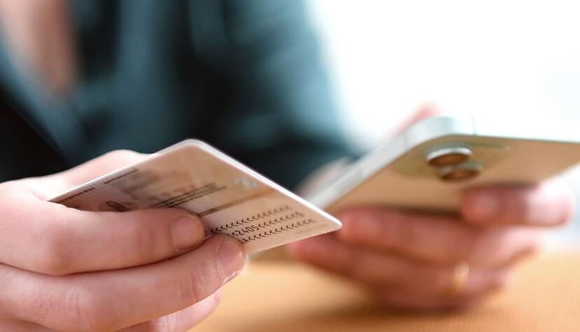 Wer beim Bund-ID-Konto die höchste Vertrauensstufe für alle denkbaren Online-Dienstleistungen freischalten will, muss sich mit der E-ID des Persos ausweisen. Das geht mit vielen Smartphones oder über einen Kartenleser am Rechner. Wer beim Bund-ID-Konto die höchste Vertrauensstufe für alle denkbaren Online-Dienstleistungen freischalten will, muss sich mit der E-ID des Persos ausweisen. Das geht mit vielen Smartphones oder über einen Kartenleser am Rechner.