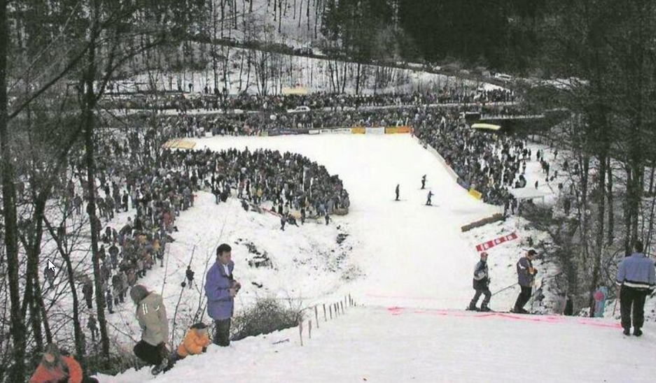 Da war was los: 2002 sprangen rund 30 Sportler die Lautertalschanze in Spiegelberg herunter. Das letzte große Springen mit mehr als 2000 Zuschauern war im Jahr 1985. Da war was los: 2002 sprangen rund 30 Sportler die Lautertalschanze in Spiegelberg herunter. Das letzte große Springen mit mehr als 2000 Zuschauern war im Jahr 1985.