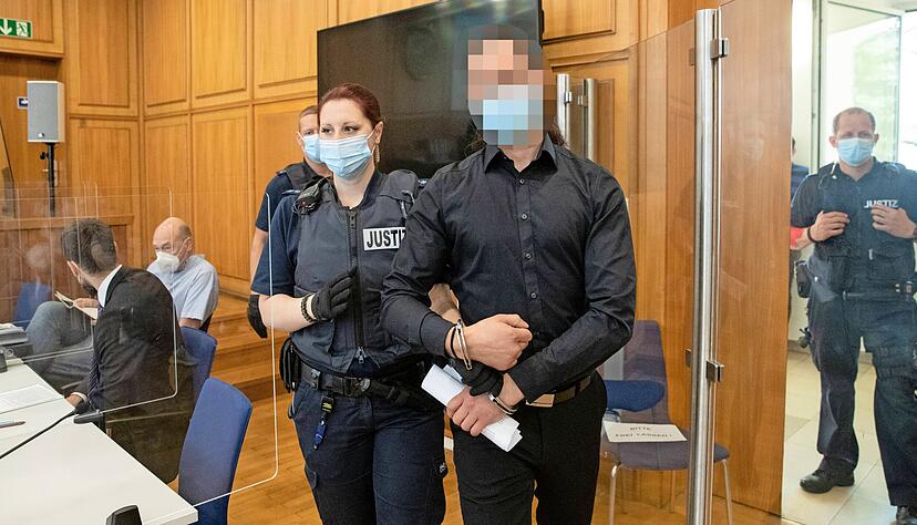 Weil er mit einer Tequilaflasche auf den Kopf seiner Freundin geschlagen haben soll, wirft die Staatsanwaltschaft dem Beschuldigten Totschlag vor.
Foto: Andreas Veigel Weil er mit einer Tequilaflasche auf den Kopf seiner Freundin geschlagen haben soll, wirft die Staatsanwaltschaft dem Beschuldigten Totschlag vor.
Foto: Andreas Veigel