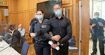 Weil er mit einer Tequilaflasche auf den Kopf seiner Freundin geschlagen haben soll, wirft die Staatsanwaltschaft dem Beschuldigten Totschlag vor.
Foto: Andreas Veigel
