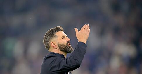 Miron Muslic jubelte nach dem Sieg gegen Bochum den Fans zu.