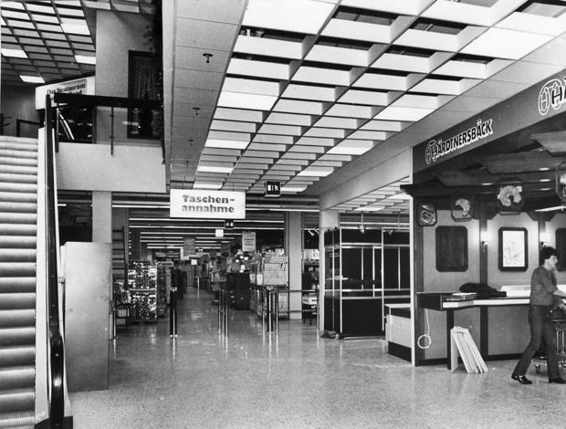 Großzügig gegliedert ist der Eingangsbereich des Kauflands. Links die Rolltreppe zum ersten Stock mit dem Restaurant, rechts die Bäckerei Härdtner.