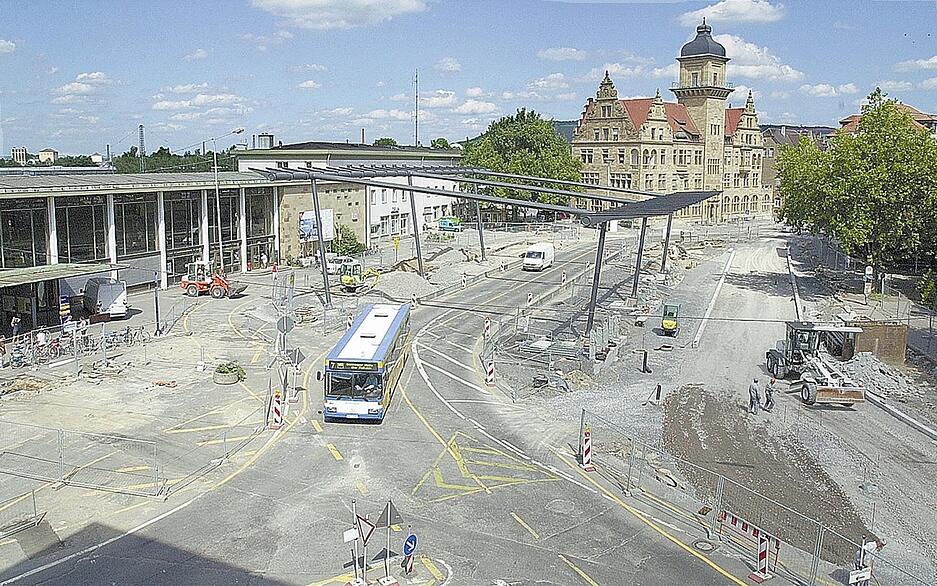 Unter Hochdruck laufen die Bauarbeiten für die Stadtbahnhaltestelle am Heilbronner Hauptbahnhof 2000. Noch fehlt das 27 auf 43 Meter große Glasdach, das die gegenüberliegenden Stadtbahn-und Bushaltestellen am Bahnhofsvorplatz überspannen wird.
