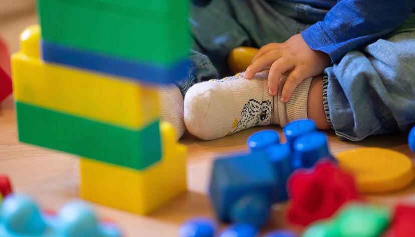 Ein Kind spielt in einer Kita. Ein Kind spielt in einer Kita.