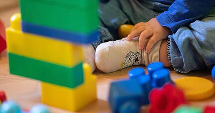 Ein Kind spielt in einer Kita.