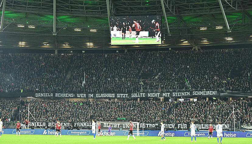 Auch die Fans von Hannover gaben ein Statement ab. Ihr Banner richtete sich an Niedersachsens Innenministerin Daniela Behrens (SPD). Auch die Fans von Hannover gaben ein Statement ab. Ihr Banner richtete sich an Niedersachsens Innenministerin Daniela Behrens (SPD).
