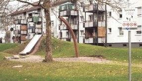 In der geradlinig angelegten John-F.-Kennedy-Siedlung hat die Stadtsiedlung einen Spielplatz bauen lassen, der bewusst mit runden Formen spielt.Foto: Ulrike Kugler