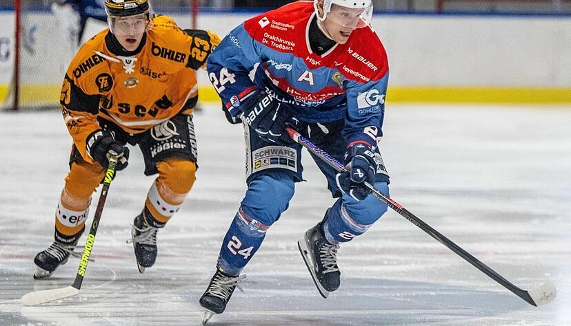 Corey Mapes (rechts) freut sich, ein Teil des Neustarts der HEC Falken zu sein. &bdquo;Es ist jetzt wichtig, dass wir auch sportlich zu &uuml;berzeugen wissen&ldquo;, sagt er im Gespr&auml;ch.
.Foto: Christiana Kunz