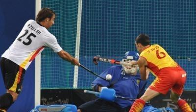 Vor dem deutschen Tor wehren Philipp Zelller (l) und Keeper Weinhold (m) den Spanier Victor Sojo ab.
