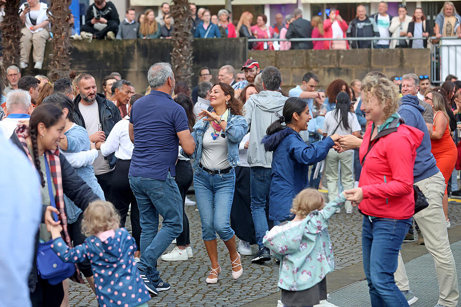 Erst um 18 Uhr klarte es auf und einzelne Sonnenstrahlen sorgten für ein wenig Aufheiterung. Erst um 18 Uhr klarte es auf und einzelne Sonnenstrahlen sorgten für ein wenig Aufheiterung.
