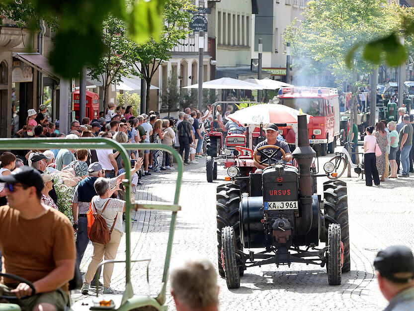 Durch Eppingen fahren am Sonntag etliche Oldtimer – von Traktoren bis Cabrios.