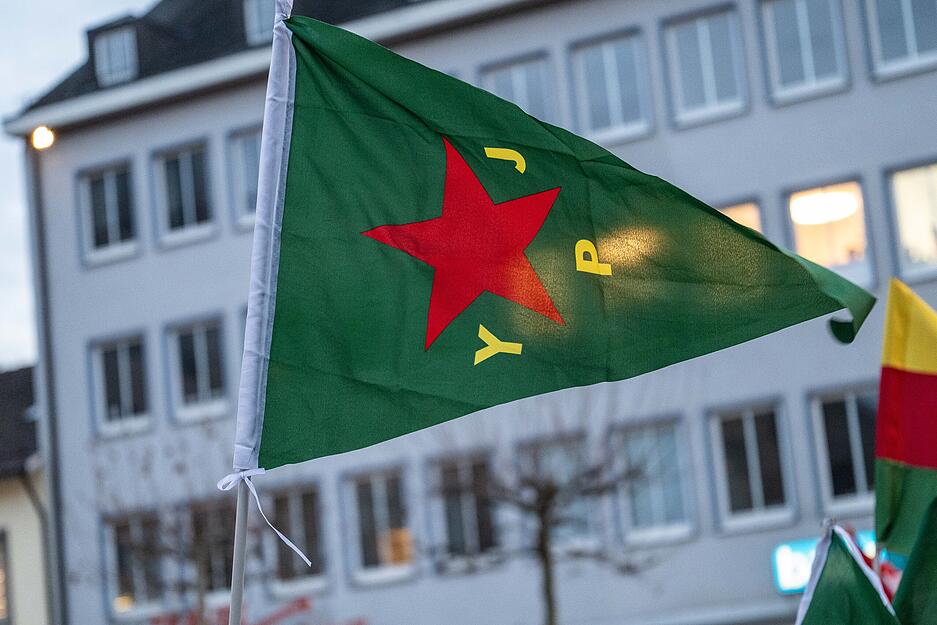 Bunte Flaggen unterstreichen die Solidarit&auml;t der Teilnehmer der Kundgebung f&uuml;r Syrien.