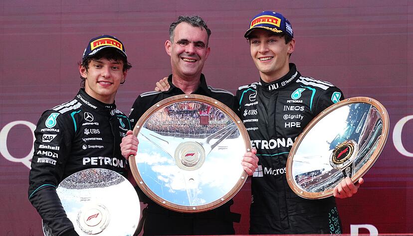 George Russell (r) freut sich über Silbergeschirr. George Russell (r) freut sich über Silbergeschirr.