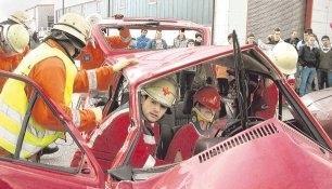Showeinlage: Die Freiwillige Feuerwehr simulierten zusammen mit Ersthelfern vom Roten Kreuz die Rettung von Verletzten bei einem Verkehrsunfall.Foto: Privat Showeinlage: Die Freiwillige Feuerwehr simulierten zusammen mit Ersthelfern vom Roten Kreuz die Rettung von Verletzten bei einem Verkehrsunfall.Foto: Privat
