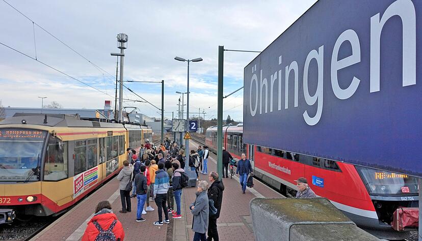 Fahrgäste warten am Öhringer Bahnhof auf die Stadtbahn. Auf der Fahrt nach Heilbronn steigen so viele Menschen zu, dass mancher nur noch mit Mühe einen Stehplatz findet.
Fotos: Gleichauf Fahrgäste warten am Öhringer Bahnhof auf die Stadtbahn. Auf der Fahrt nach Heilbronn steigen so viele Menschen zu, dass mancher nur noch mit Mühe einen Stehplatz findet.
Fotos: Gleichauf