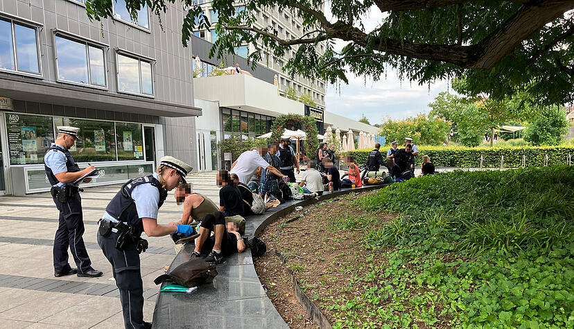 Die Polizei erteilt auffälligen Personen im Stadtgarten Heilbronn einen Platzverweis.