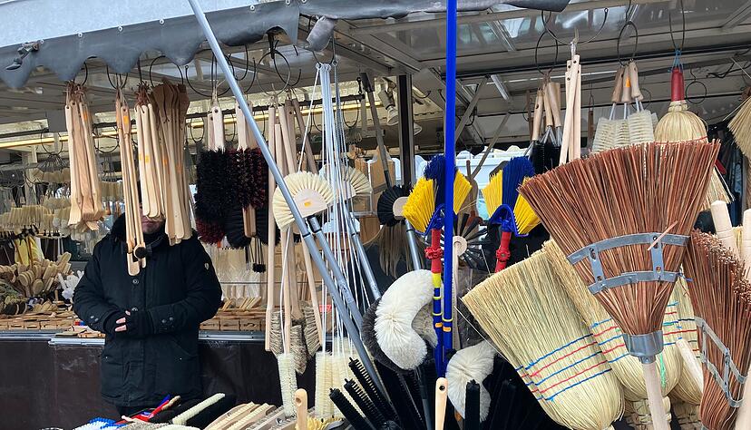 Etwa 230 Krämerstände sind am Montag in der Öhringer Innenstadt aufgebaut. Welche Straßen gesperrt sind. Etwa 230 Krämerstände sind am Montag in der Öhringer Innenstadt aufgebaut. Welche Straßen gesperrt sind.