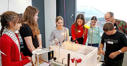 Schüler einer achten Klasse der Joß-Fritz-Realschule aus Bruchsal im Laborkurs „Ökostrom“. Schüler einer achten Klasse der Joß-Fritz-Realschule aus Bruchsal im Laborkurs „Ökostrom“.