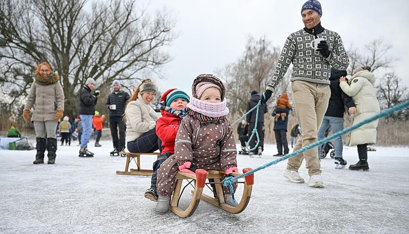 Familie Stammeijer (vorn) von der Insel Reichenau ist mit zwei Schlitten auf dem großteils zugefrorenem Gnadensee zwischen der Insel Reichenau und Allensbach unterwegs. Familie Stammeijer (vorn) von der Insel Reichenau ist mit zwei Schlitten auf dem großteils zugefrorenem Gnadensee zwischen der Insel Reichenau und Allensbach unterwegs.
