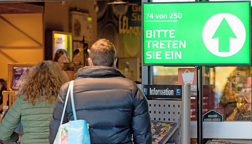 Mit einer Grün-Rot-Ampel plus Anzeige, wie viele Besucher im Markt sind, hat Edeka-Betreiber Steffen Ueltzhöfer seine Märkte wie hier am Heilbronner Südbahnhof ausgestattet. Nächste Woche muss er die Obergrenze senken.
Fotos: Mario Berger Mit einer Grün-Rot-Ampel plus Anzeige, wie viele Besucher im Markt sind, hat Edeka-Betreiber Steffen Ueltzhöfer seine Märkte wie hier am Heilbronner Südbahnhof ausgestattet. Nächste Woche muss er die Obergrenze senken.
Fotos: Mario Berger