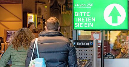 Mit einer Grün-Rot-Ampel plus Anzeige, wie viele Besucher im Markt sind, hat Edeka-Betreiber Steffen Ueltzhöfer seine Märkte wie hier am Heilbronner Südbahnhof ausgestattet. Nächste Woche muss er die Obergrenze senken. 
Fotos: Mario Berger