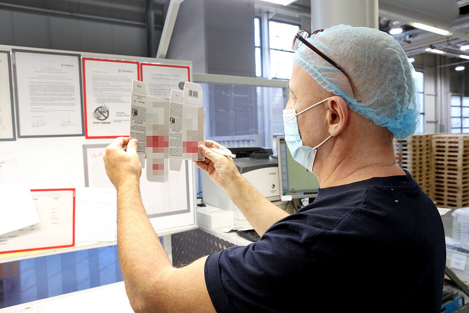 Miftari Rexhep pr&uuml;ft Falz und Stanzung.