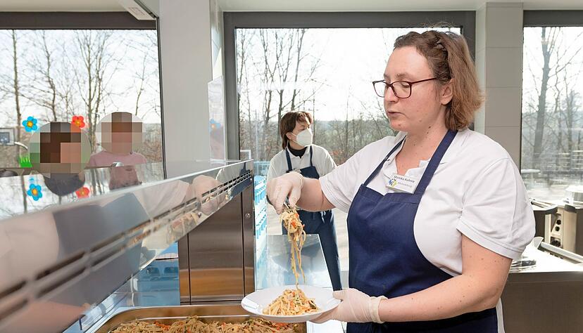 Monika Kuhnle in ihrem Element. Sie weiß, was die Kinder und Jugendlichen der Nordheimer Gemeinschaftsschule gern essen.
Foto: Mario Berger Monika Kuhnle in ihrem Element. Sie weiß, was die Kinder und Jugendlichen der Nordheimer Gemeinschaftsschule gern essen.
Foto: Mario Berger